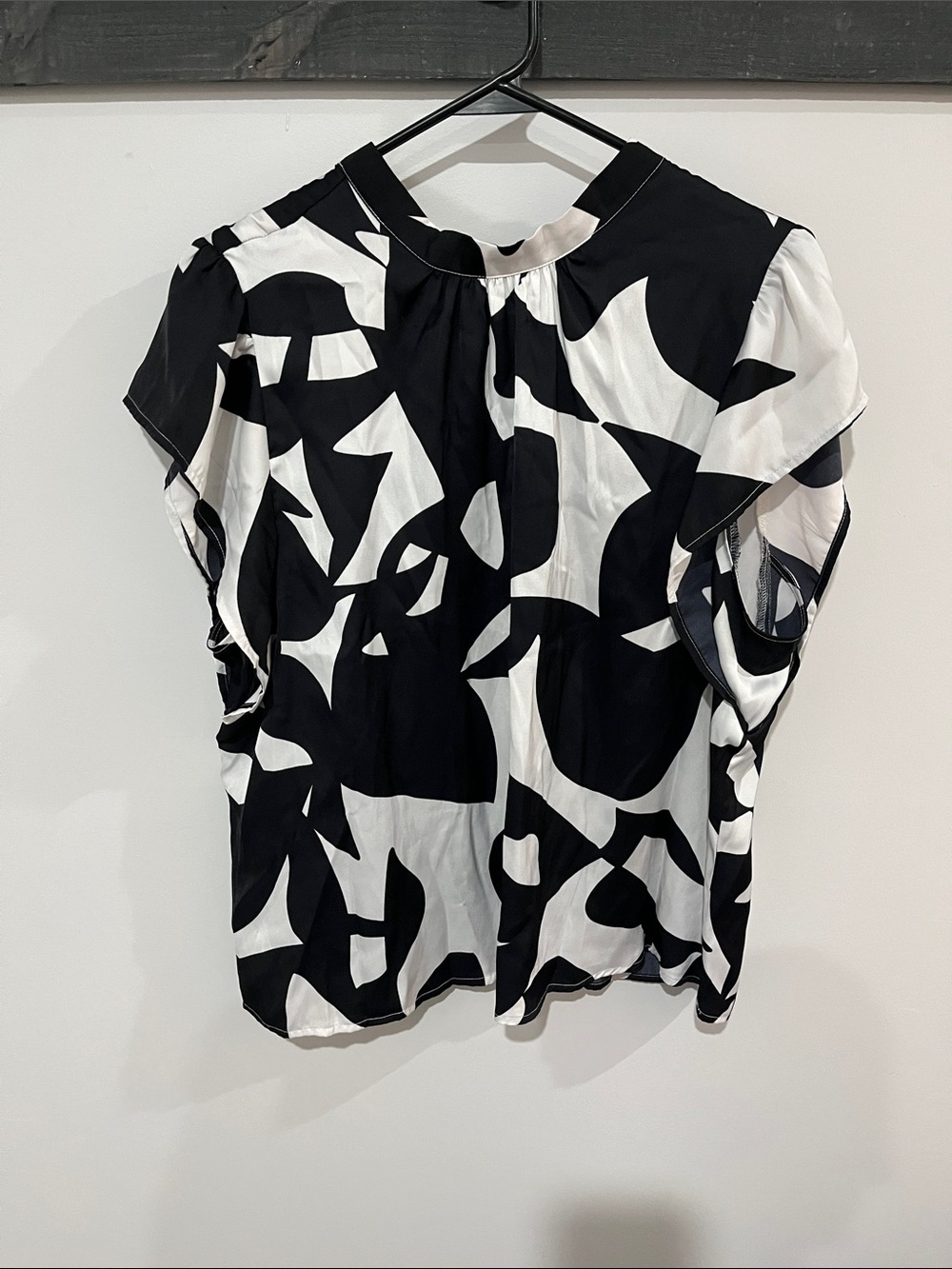 Nine West Black and White Abstract Flutter Sleeve Blouse